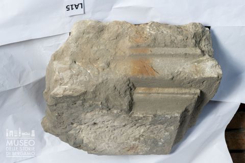 Frammento di modanatura architettonica