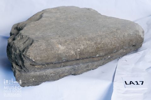 Frammento di elemento architettonico