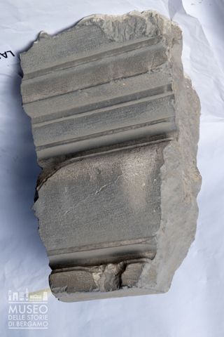 Frammento di modanatura architettonica