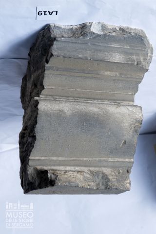 Frammento di modanatura architettonica