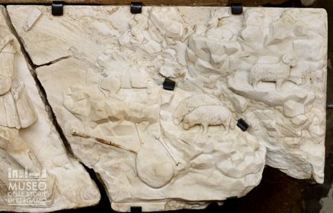 Paesaggio con animali e strumento musicale