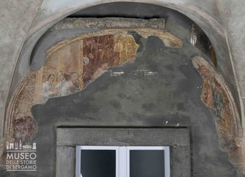 Mano che stringe un pastorale; fiancata di un trono