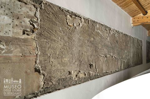 Frammento di volto di Santo vescovo; frammento di aureola