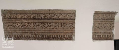 Fregio dipinto con motivo a palmette e dentelli