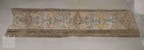 Fregio dipinto a motivi floreali