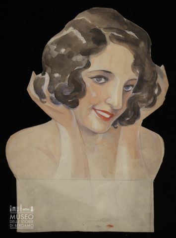 Volto di donna dai capelli ricci