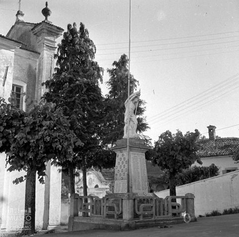 Monumento ai caduti e parrocchiale