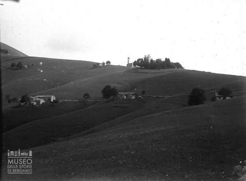 Chiesa e alberi su un colle
