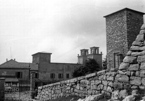 Edificio con torri