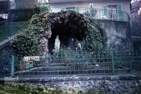 Riproduzione della grotta di Lourdes