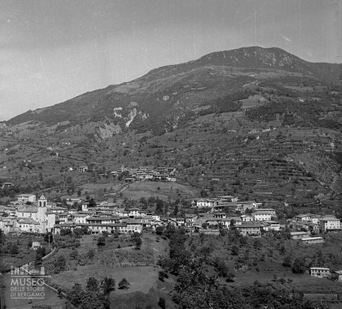Veduta del centro di Adrara San Martino