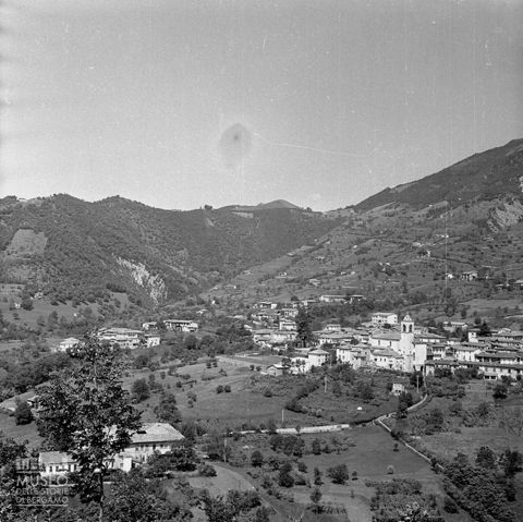 Centro abitato e colline