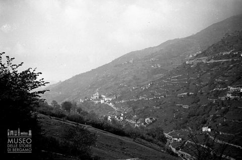 Panorama di Adrara San Rocco e colli