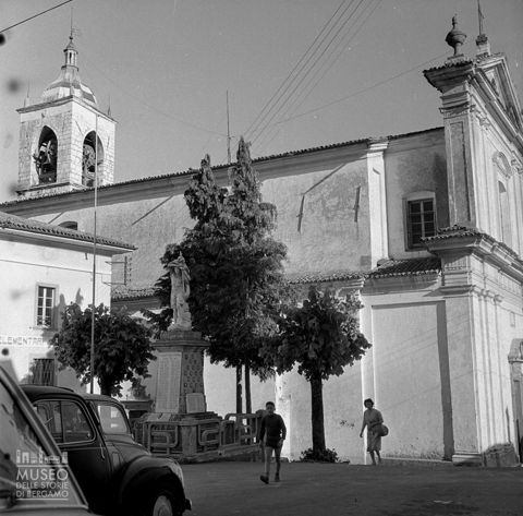 Piazza con chiesa e monumento
