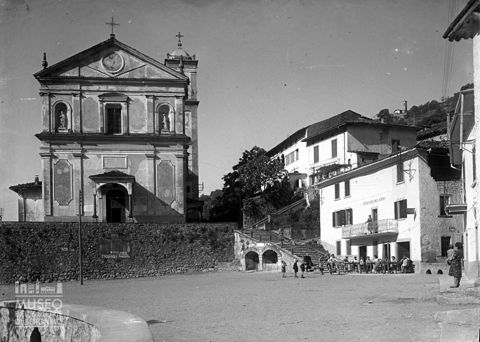 Chiesa parrocchiale e piazza [1]