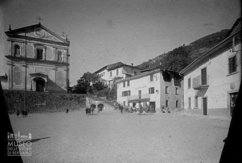Chiesa parrocchiale e piazza [2]