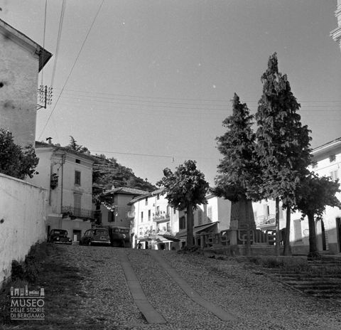 Piazza con monumento ai caduti