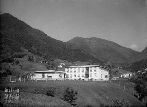 Edifici con parco giochi