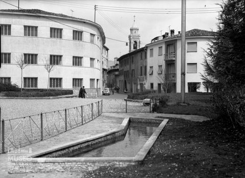 Fontana e strada di paese