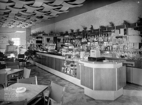 Interno di un bar [1]