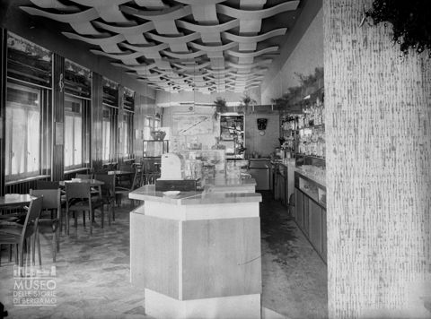 Interno di un bar [2]