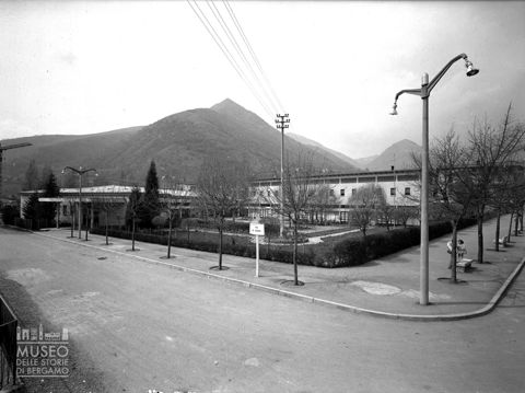 Edificio scolastico e monte