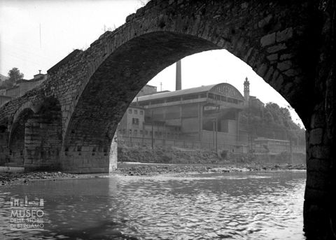 Stabilimento Italcementi e fiume