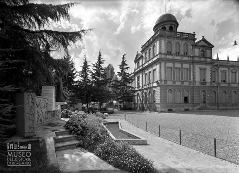 Scuola e monumento ai caduti