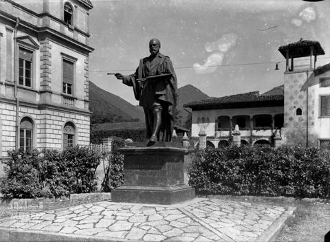 Monumento a Giovan Battista Moroni