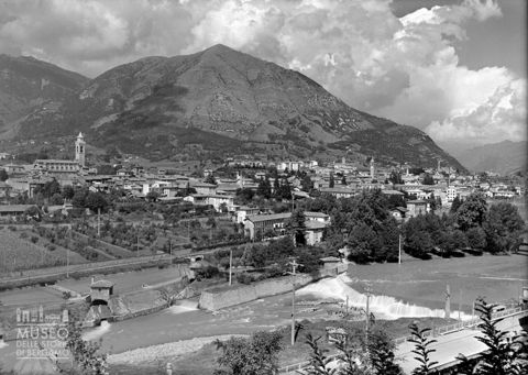 Panorama con fiume e monte