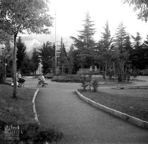 Parco con monumento ai caduti