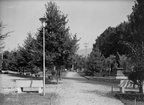 Parco con monumento