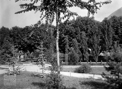 Parco con monumento [1]