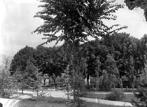 Parco con monumento [2]