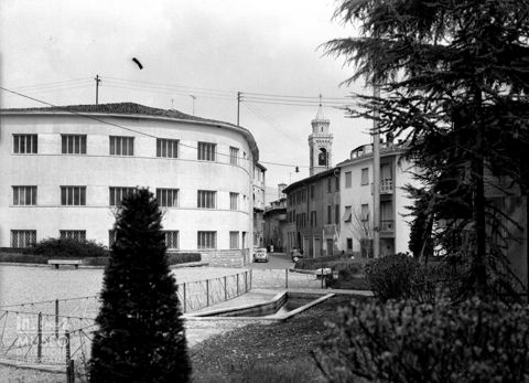 Piazza con monumento ai caduti