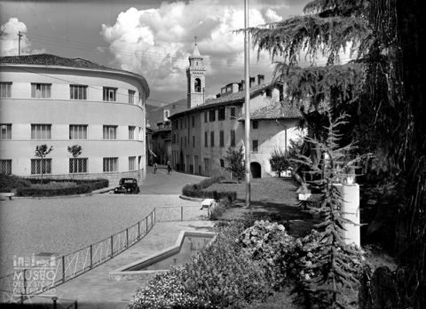 Piazza con monumento ai caduti