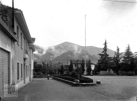 Piazza con monumento ai caduti
