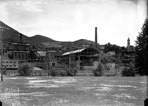 Stabilimento industriale e chiesa