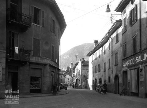 Strada con negozi