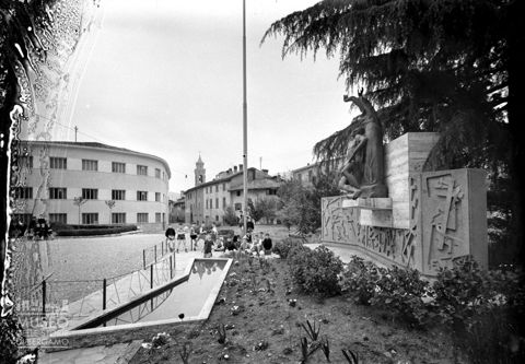 Bambini e monumento ai caduti