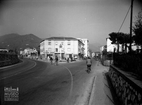 Bivio con distributore di benzina