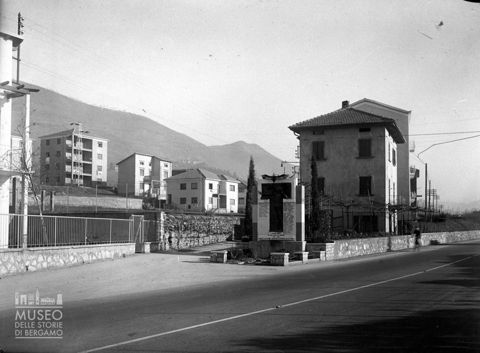 Abitazioni e monumento ai caduti