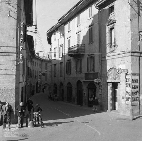 Scorcio di una via con passanti