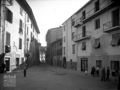 Scorcio di una via del paese