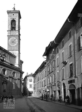 Campanile e strada