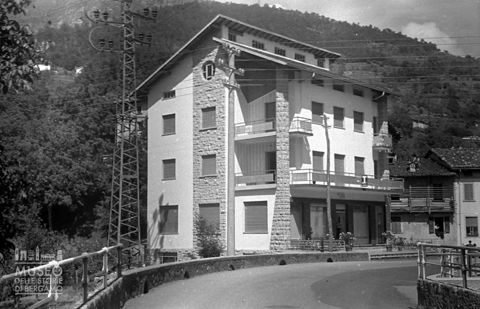 Edificio con tabaccheria [2]