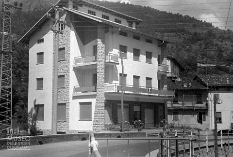 Edificio con tabaccheria [3]