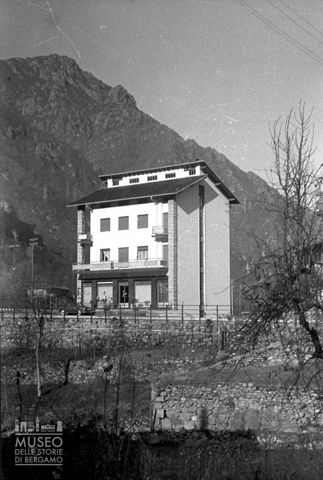 Edificio con tabaccheria [4]