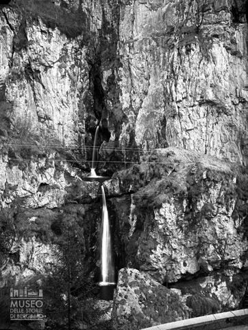 Cascata fra le rocce