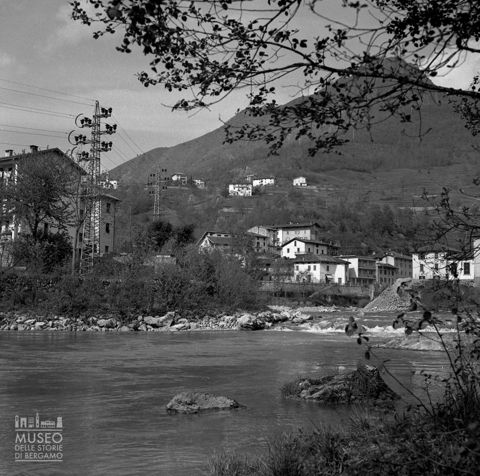 Fiume e abitazioni